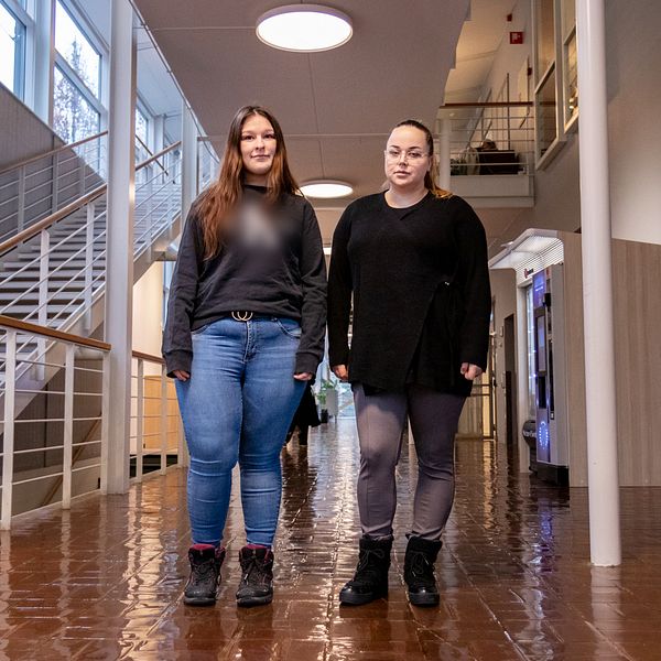 Högskolestudenterna Lina Lundh och Angelica Zetterström i Högskolan i Gävles entré.