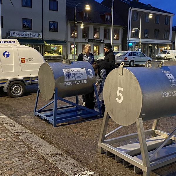 Männsikor hämtar dricksvatten ur vattentankar med anledning av vattenläckan i Askersund