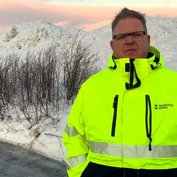 Jonas Nordin står framför en stor snöhög.