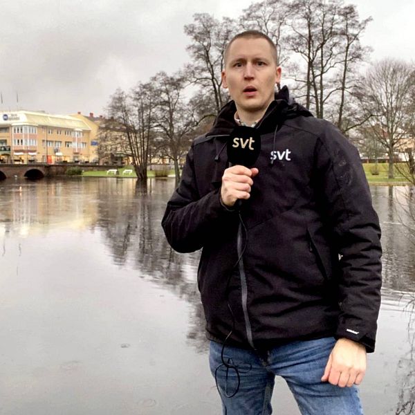 SVTs reporter Johannes Tolf på plats i centrala Värnamo där vattnet i Lagan stiger. Johannes står vid Lagans strand.
