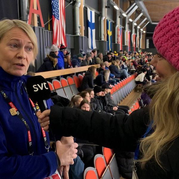 Lisa Engman står på läktaren i arenan i Östersund och intervjuas av SVT:s reporter under U18-VM i hockey.