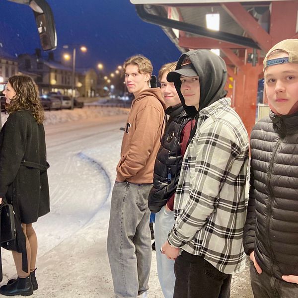 Ungdomar vid Ljusdals resecentrum i färd med att kliva på en buss.