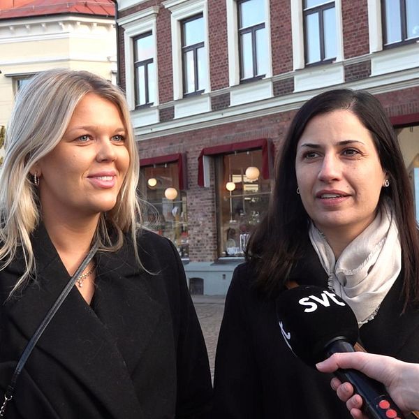 Molly Lindman och Maria Dirawi intervjuas på Stortorget i Laholm.