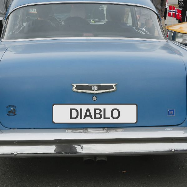 Ett montage på en blå veteranbil som illustrerats med den personliga regplåten ”DIABLO” som fick nej av Transportstyrelsen.