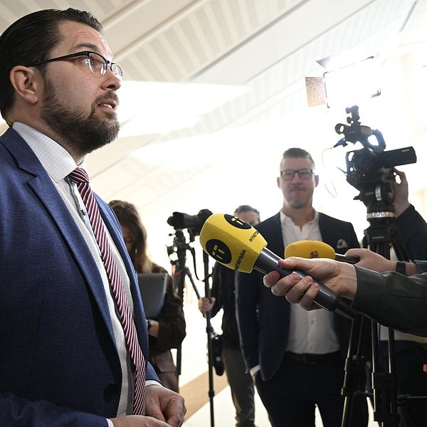Sverigedemokraternas partiledare Jimmie Åkesson intervjuas av TT efter partiledardebatten i riksdagen under onsdagen.