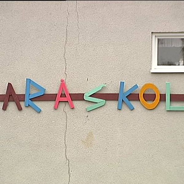 Skylt där det står skrivet ”Järåskolan” i olika färger på en skolfasad.