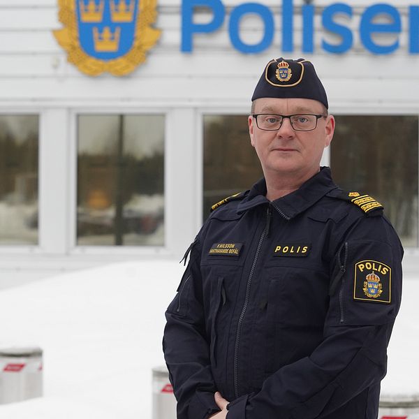 Vakthavande befäl, Fredrik Nilsson står iklädd polisuniform utanför polishuset i Umeå.