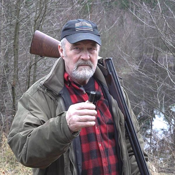 Jägaren Hans-Åke Wilén från Oskarström har jagat sedan 1968. Han använder blyhagel till jakt på exempelvis hare och räv. På bilden står han i naturen med ett gevär över axeln.