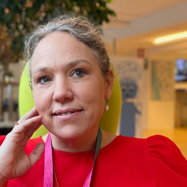 Jessica Skantze projektledare på Helsingborgs stad sitter och tittar in i kameran. I videon berättar hon om vilka utbildningar i nordvästra Skåne som just nu garanterar jobb.