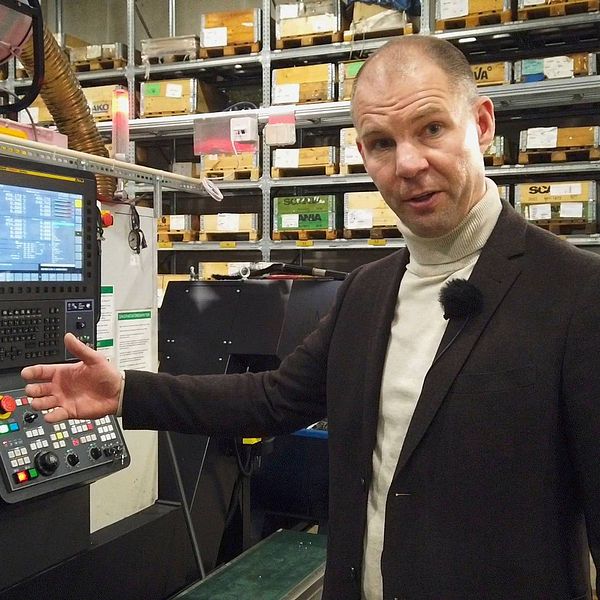 Markus Gunnerfjäll, vd på Anva tubes and components i Eskilstuna står framför en maskin som han visar upp.