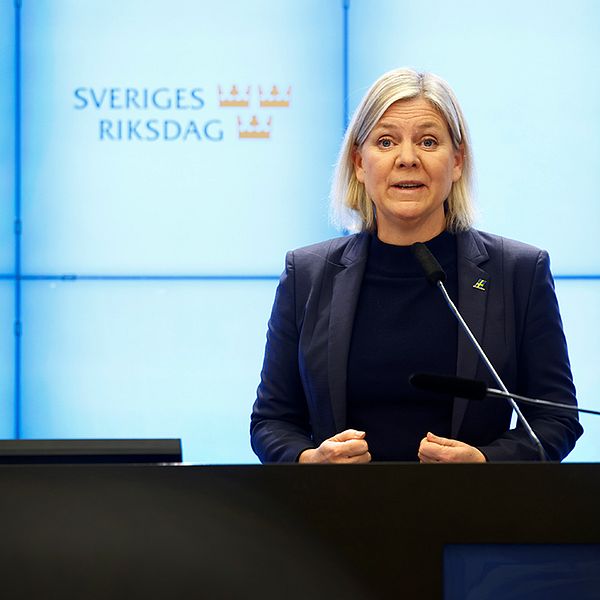 Socialdemokraternas partiledare Magdalena Andersson (S) presenterar nyhet på energiområdet vid en pressträff.