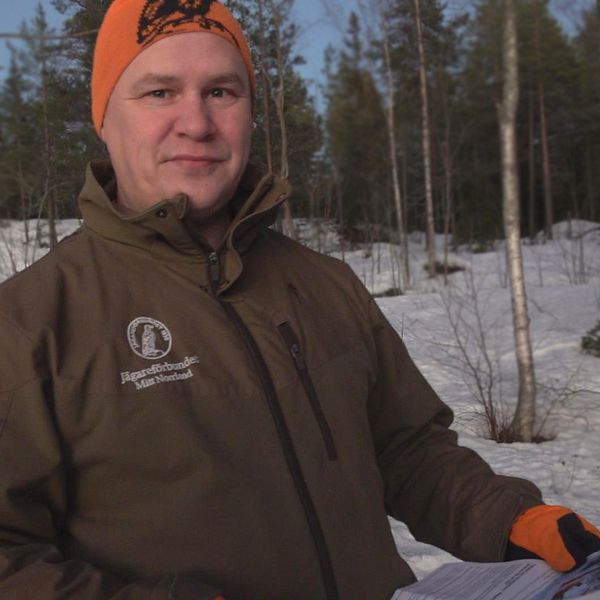 På bilden syns Sven Norgren som står utomhus. I bakgrunden syns träd och på marken ligger snön.