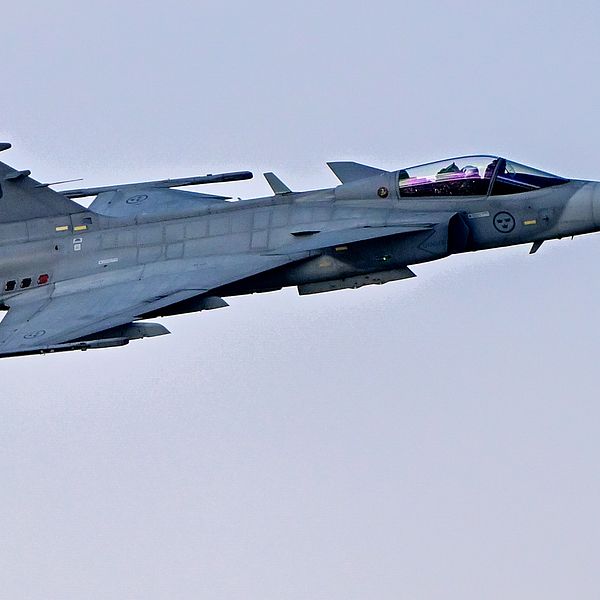 Bild föreställande ett Jas 39 Gripen. Nu öppnar Sveriges regering för att ukrainska piloter ska kunna testa flygplanen.