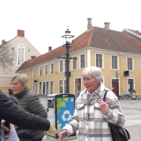 SVT:s reporter Linda Mathillas hälsar på en äldre dam. De är på väg att ta i hand.