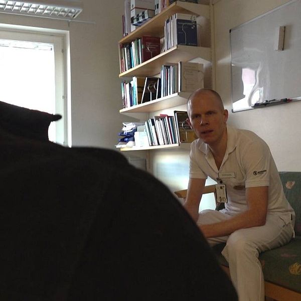 Mårten Tyrberg, psykologisk ledningsansvarig i vuxenpsykiatrin i Västmanland i samtal med en patient.