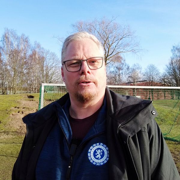 Domarkonsulenten Jörgen Ahlgren från Hallands fotbollförbund står framför ett fotbollsmål.
