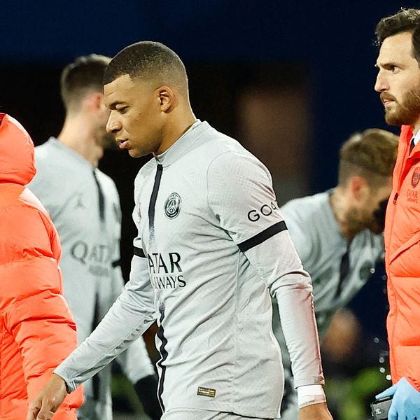 Kylian Mbappé klev av skadad mot Montpellier.