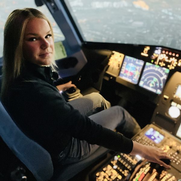 Mekanikereleven Laura Piecychna i en flygsimulator.