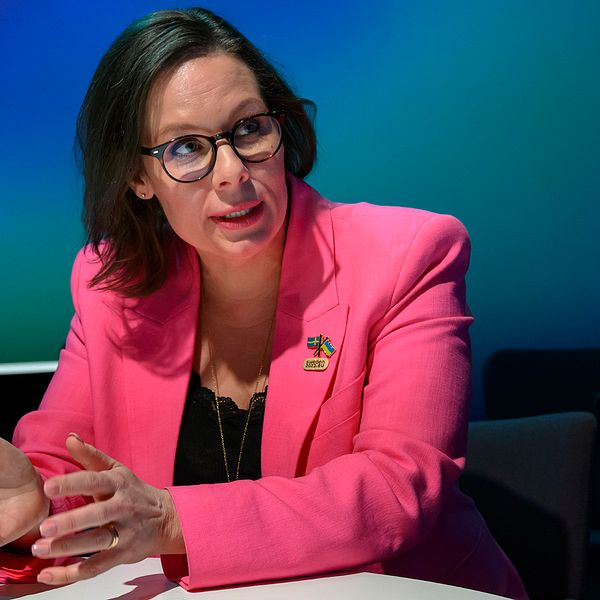 Sveriges migrationsminister Maria Malmer Stenergard iklädd en rosa kavaj med svart topp under.