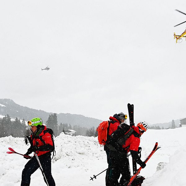 Räddningspersonal på räddningsuppdrag efter laviner i Österrike under helgen.