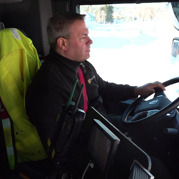 Brandmannen Mikael Frithiof  sitter i förarsätet i en brandbil