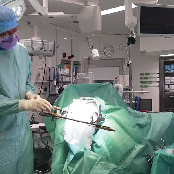Läkare utför en operation på en patient.