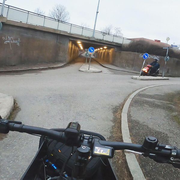 Cyklist och mopedist möter varandra i Västerås mest ökända cykelkorsning, i folkmun kallad ”ryska rouletten”.
