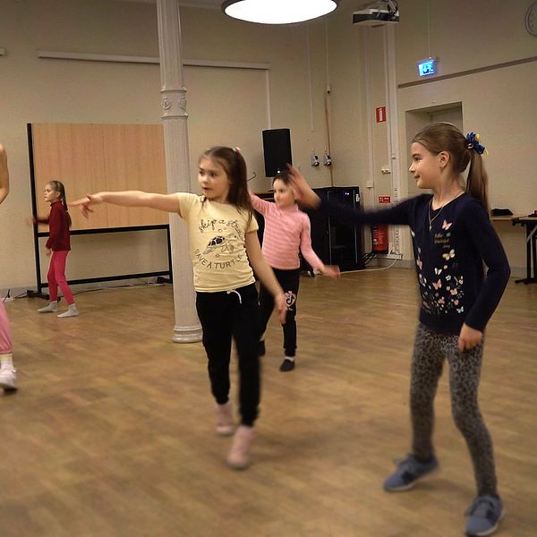 Dansen skapar ett tryggt rum för barnen som är nya i Sverige att uttrycka sig, menar dansläraren Irynia Bilous som har dansat professionellt i Ukraina.