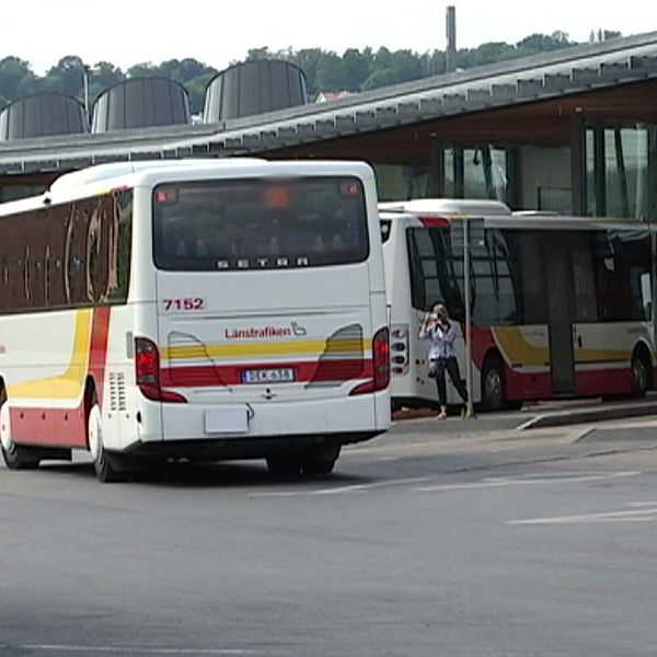 Resecentrum i Jönköping, flera bussar.