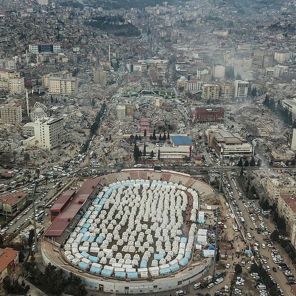 Tältstad som byggts i en arena för att ge tak över huvudet till dem som förlorat sina hem i jordbävningen i Turkiet och Syrien.