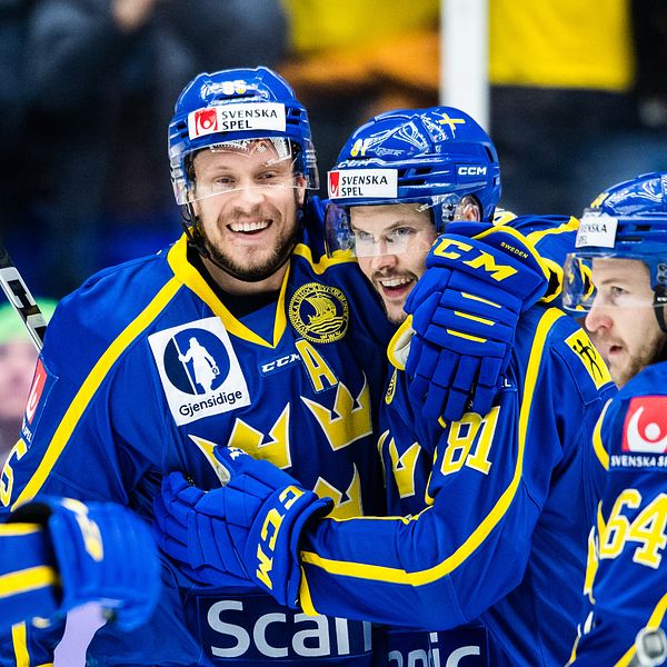 Theodor Lennström (i mitten) och Tre Kronor jublar under matchen mot Finland. Förbundskaptenen Sam Hallam har fått en kanonstart på sitt nya jobb.