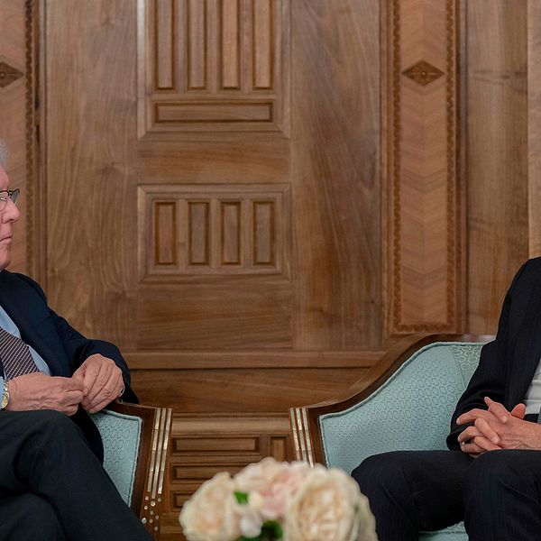 Syriens president Bashar al-Assad, höger, träffade FN:s biståndschef Martin Grffiths, vänster, i Syriens huvudstad Damaskus, under måndagen.