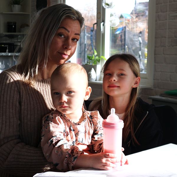 My Larsen Dahl med sina döttrar Melissa och Minelle hemma i köket i Rödeby