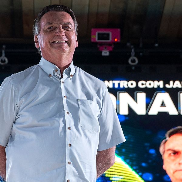 Brasiliens tidigare president Jair Bolsonaro är redo för nya, politiska tag. Arkivbild där han ler och har armarna bakom ryggen.