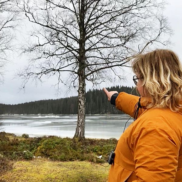 Marie-Louise Embretsen pekar ut över platsen där vindkraft ska byggas