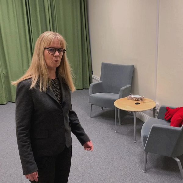 Samordnaren Jennie Hägglund visar runt i Barnahus lokaler i Borlänge och förklarar hur det går till när ett barn förhörs.