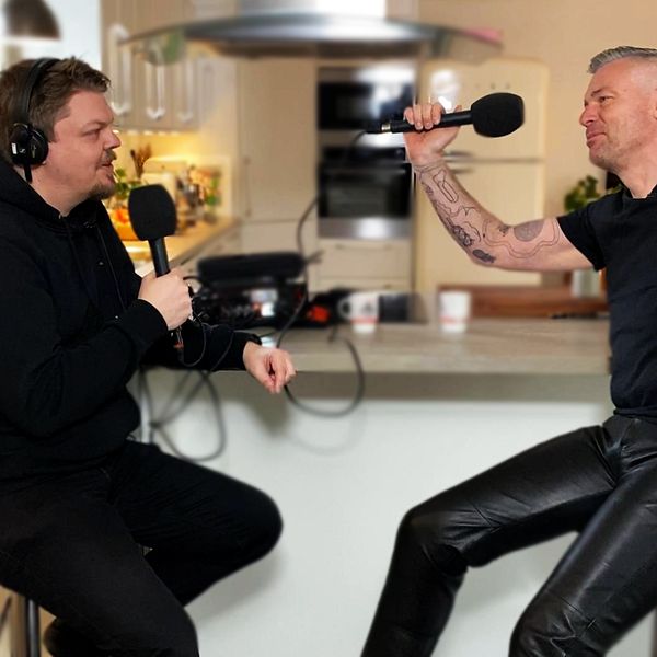 fotograferna Magnus Andersson och Mattias Skoog med varsin mikrofon i handen i ett kök.