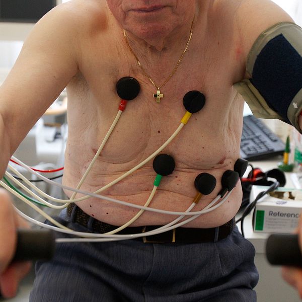 En äldre man med slangar på bröstet genomför ett EGK-test.
