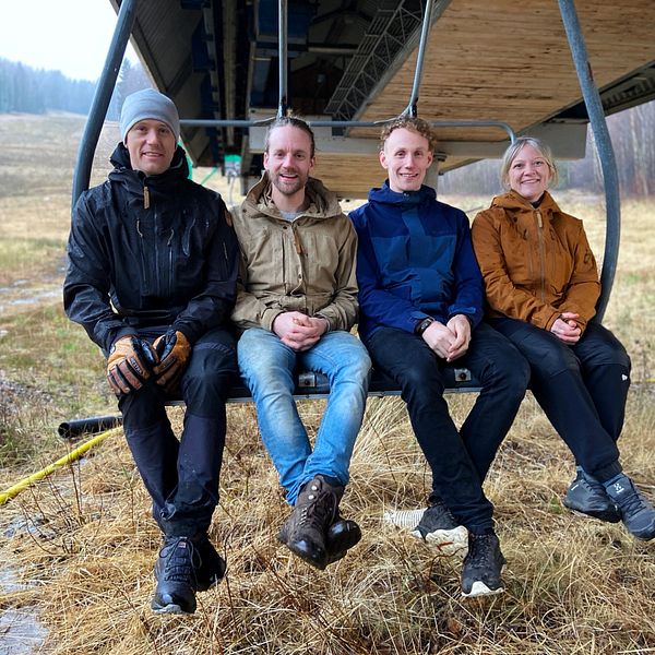 Nya ägarna Linus Nilsson, Kristian Jakobsson, Jacob Svedlund och Matilda Nilsson sitter i en skidlift på Vallåsen.