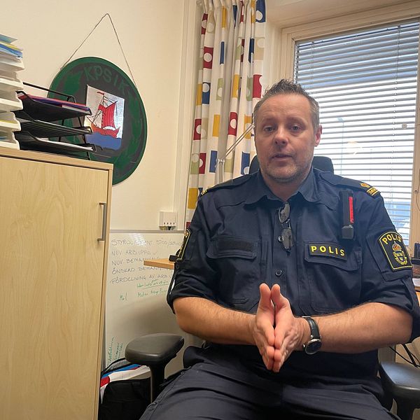 Polisen Fredrik Lundberg, gruppchef inom lokalpolisområde Kristinehamn sitter på sitt kontor.