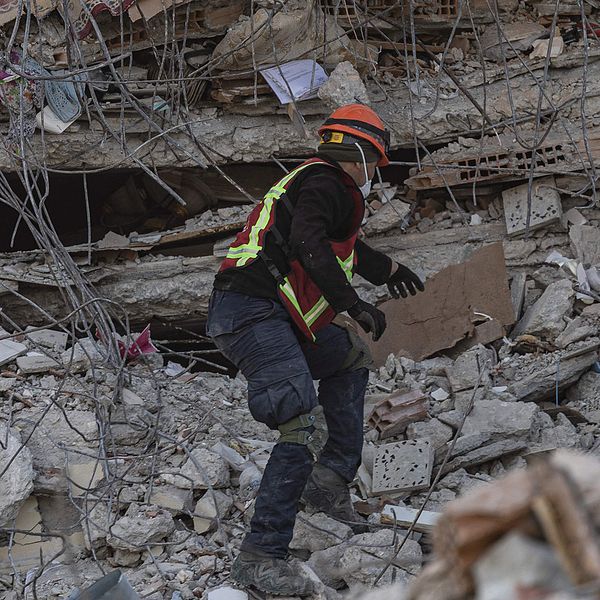Räddningsarbetare letar efter överlevare i rasmassor efter jordskalvet i Turkiet.