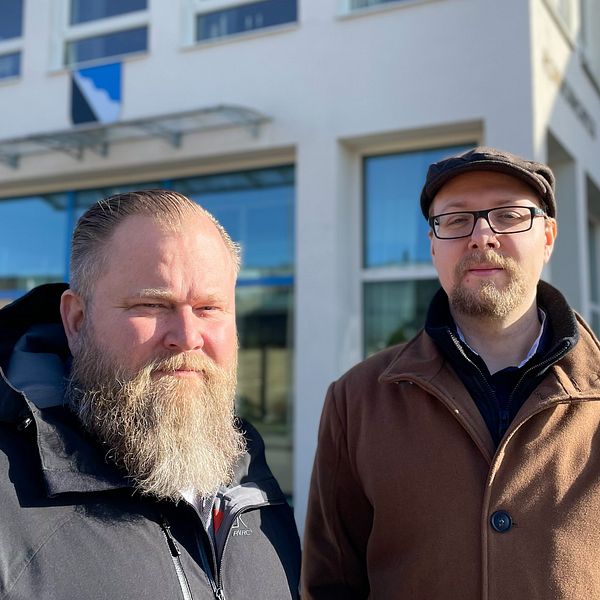 Jonas Luckmann och Oskar Einarsson är uteslutna ur Sverigedemokraterna i Klippan, står framför kommunhuset i Klippan.