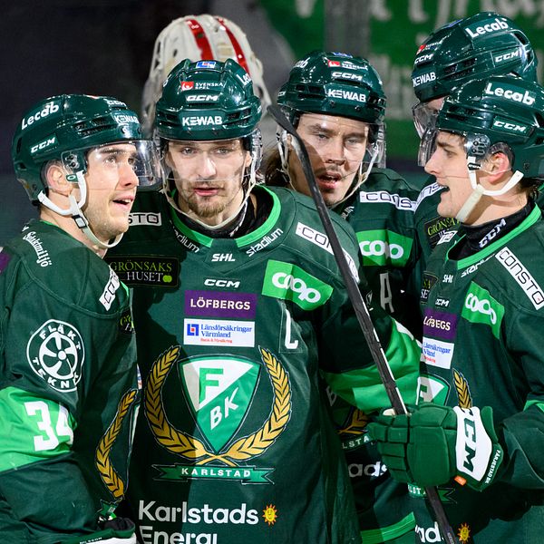 Färjestads spelare jublar under matchen mot Timrå.