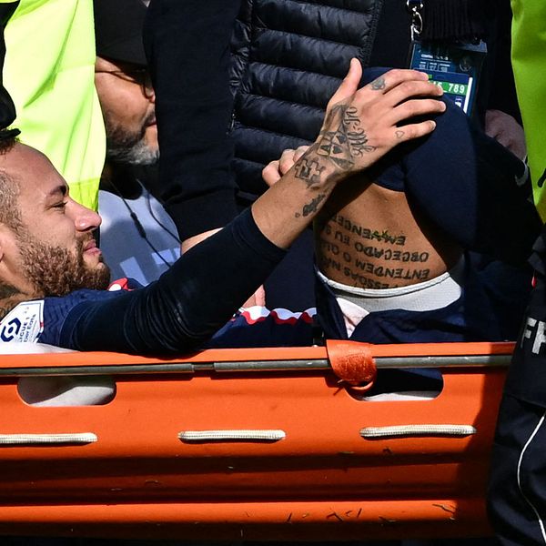 Neymar blev utburen på vår i helgen efter att stukat fotleden och ådragit sig ligamentskador.