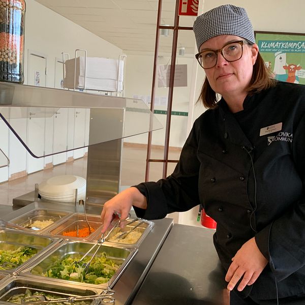 Förstekocken Anneli Hansson förbereder salladsbuffén i en skolmatsal