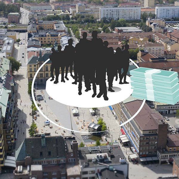 Grafik: Svarta silhuetter av en familj som står i en ring. Bredvid ringen är en hög med sedlar. Bakgrunden är en drönarbild över centrala Eskilstuna.