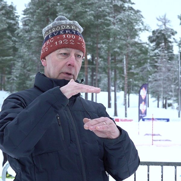 Tommy Höglund visar med händerna hur mycket konsnö som skukke behövas om spåren plattades till