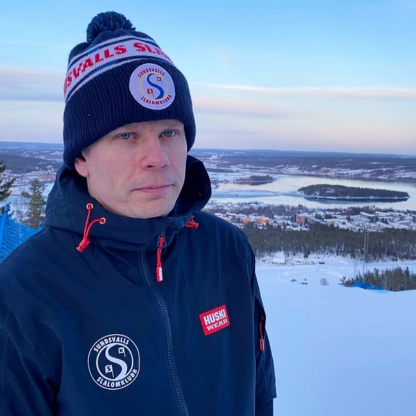 Man som står längst upp i skidbacken i Sundsvall