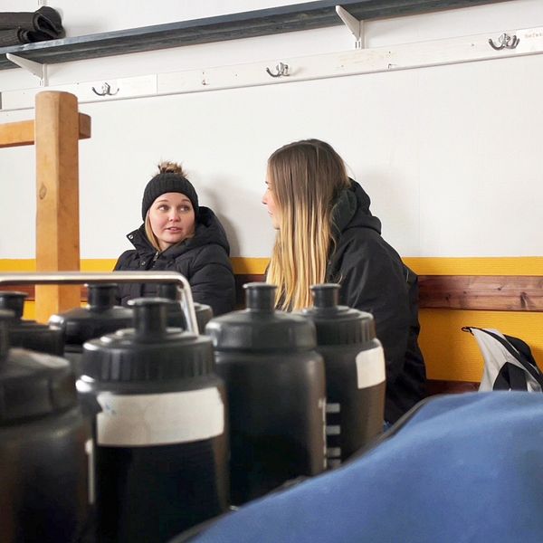 Det har varit svårt att få ihop folk till styrelsen till huvudsektionen i Äppelbo AIK – vilket gör att fotbollsklubben tvingats pausa sin verksamhet och lever i ovisshet, berättar syskonen Tilda och Emma Granberg, när de sitter i ett omlädningsrum iklädda vinterjackor.