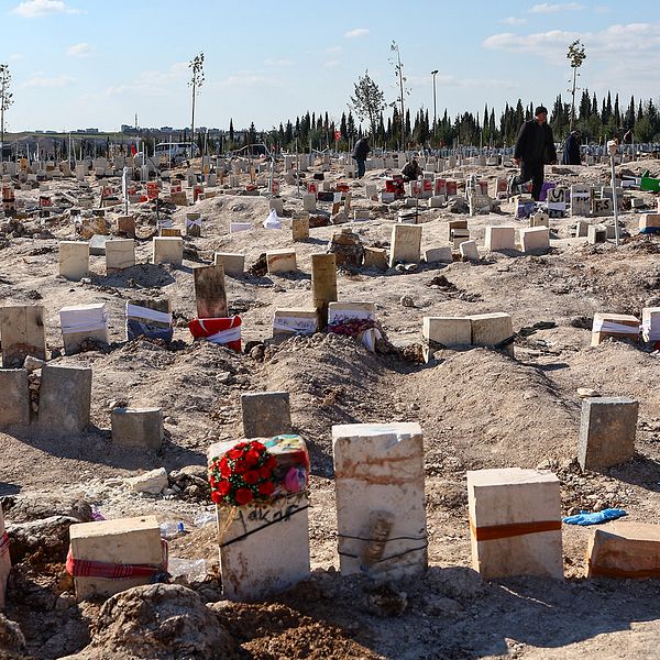 En massgravsplats i sydöstra Turkiet där offer från skalven vilar.